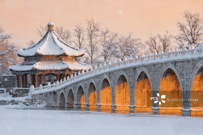 雪后初晴颐和园十七孔桥金光穿洞图片素材