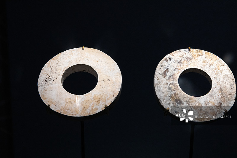 浙江博物馆玉璧 新石器时代良渚文化1986 年反山 12 号墓出土 距今5300-4300年)图片素材