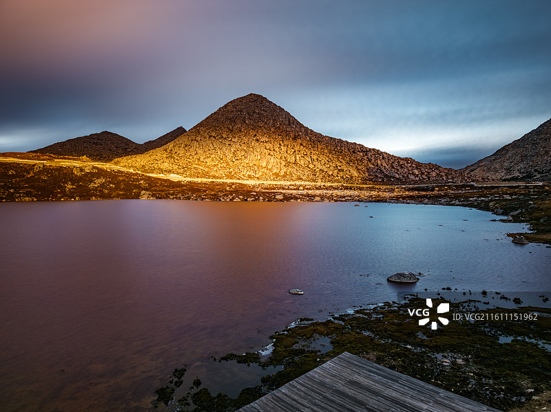第一缕阳光点亮理塘格聂景区铁匠山景点图片素材