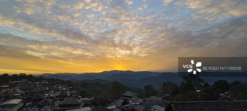 云南普洱澜沧拉祜族自治县景迈山～芒洪古寨～晚霞日落图片素材