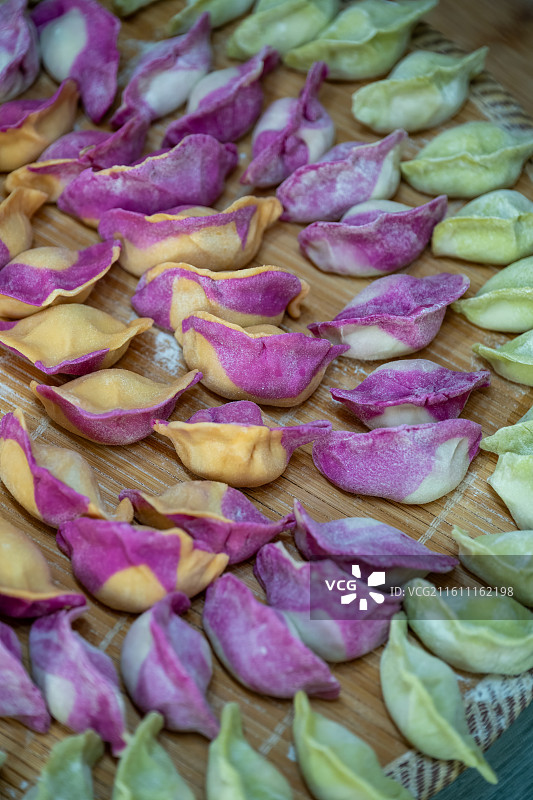 中国传统美食包彩色饺子图片素材