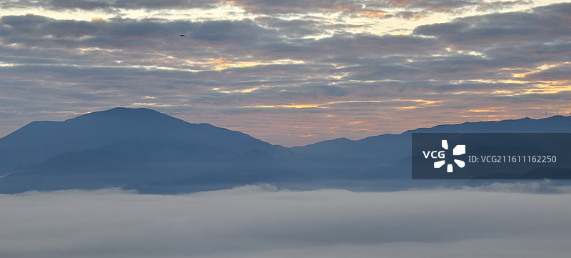 云南普洱澜沧拉祜族自治县景迈山～芒洪古寨～日出云海图片素材