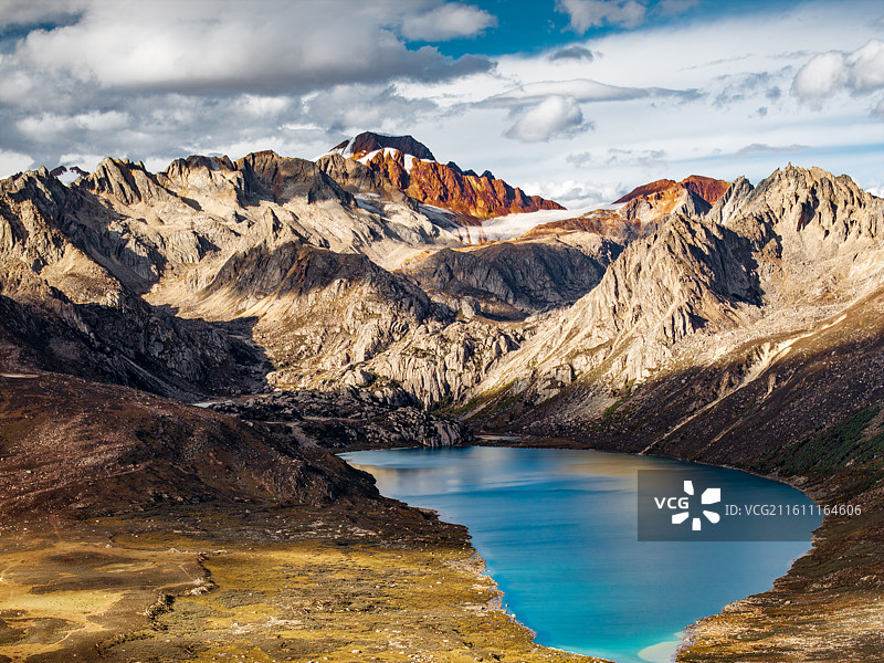 黄昏时分的318国道巴塘海子山姊妹湖内湖和丹霞冰川图片素材