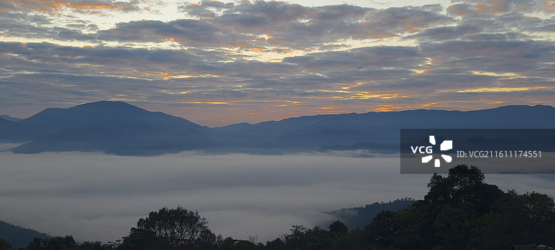 云南普洱澜沧拉祜族自治县景迈山～芒洪古寨～日出云海图片素材