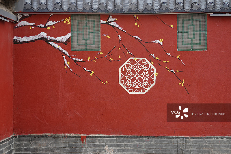 陕西省西安市碑林区大学东路墙绘涂鸦：红墙绿窗蜡梅雪景图片素材