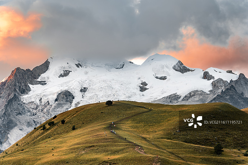 格聂雪山南坡则巴村景点日落风景图片素材