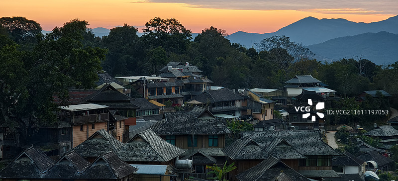 云南普洱澜沧拉祜族自治县景迈山～芒洪古寨～晚霞日落图片素材