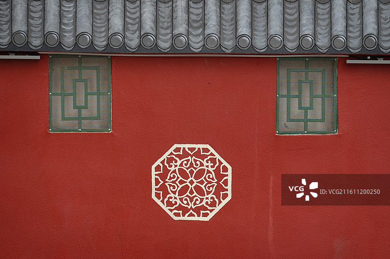 陕西省西安市碑林区大学东路墙绘涂鸦：红墙地名宣传广告标语图片素材