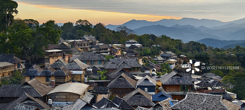 云南普洱澜沧拉祜族自治县景迈山～芒洪古寨～晚霞日落图片素材