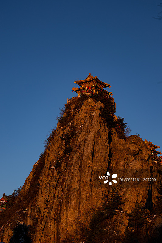 夜晚金碧辉煌的老君山金殿图片素材