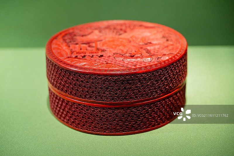 故宫博物院 百年守护展 清乾隆 剔红曲水流觞图扁圆盒图片素材