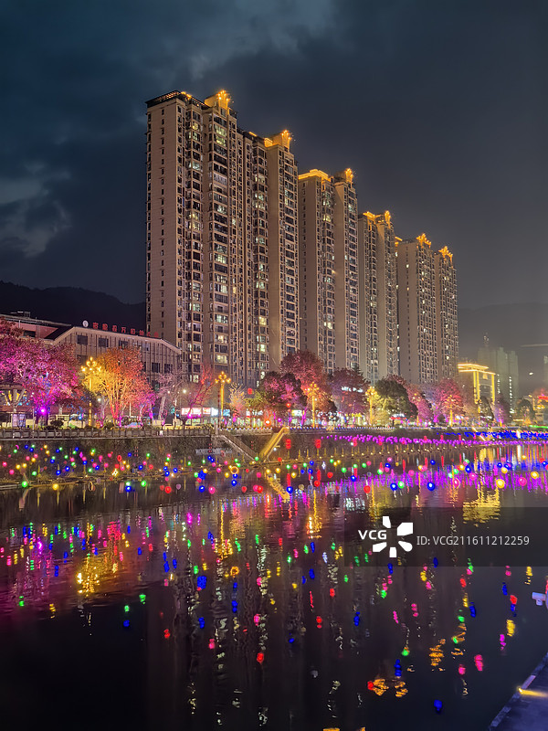 仙山贡水景区高楼如林，色彩斑斓图片素材