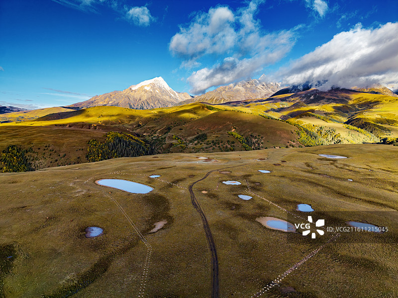 然日卡草原格聂雪山主峰图片素材