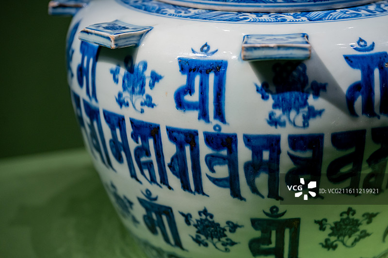 故宫博物院 百年守护展 明宣德 青花蓝查体梵文出戟盖罐 南迁文物，原存重华宫图片素材