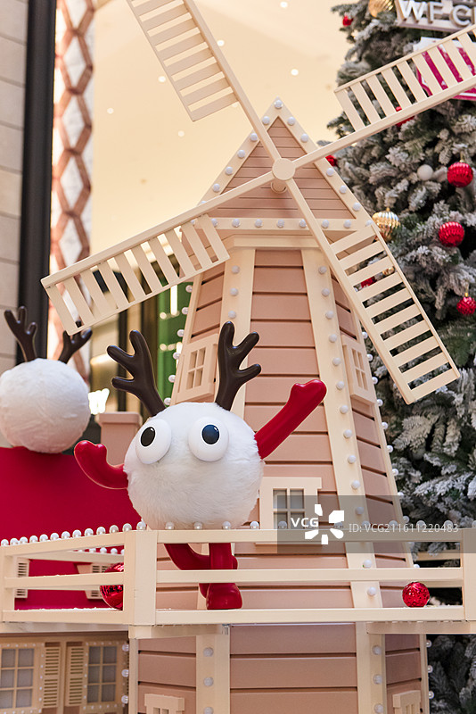 北京王府井商圈王府中環商场的圣诞装饰图片素材