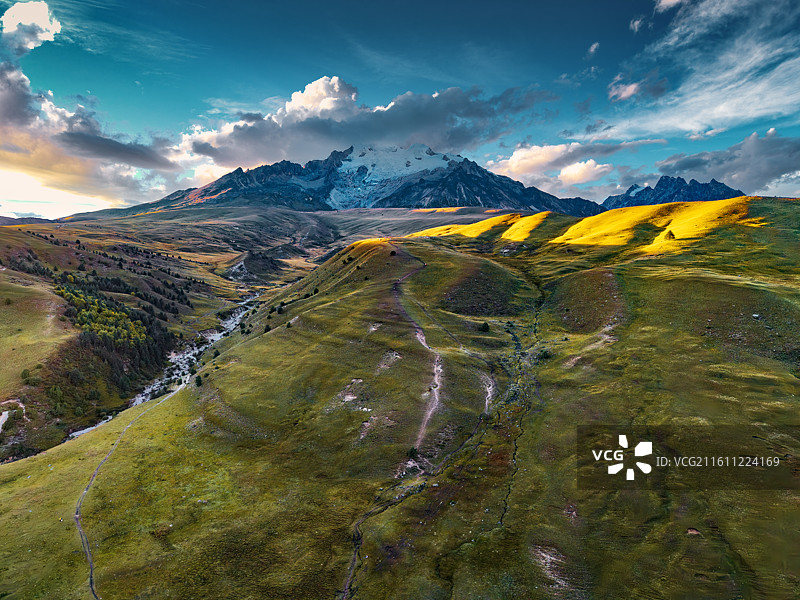 日落时分俯瞰格聂雪山南坡图片素材