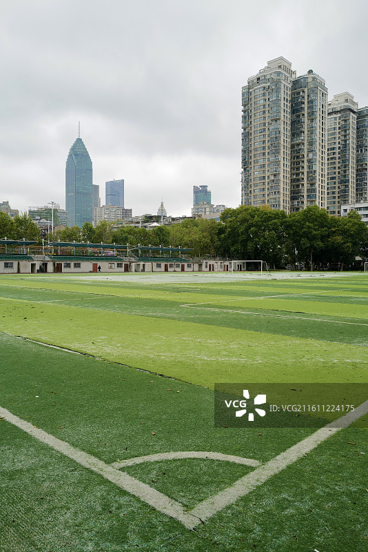 湖北武汉市青少年宫足球场与周边城市风光图片素材