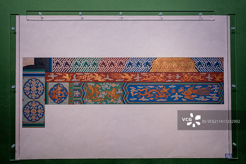 故宫博物院 百年守护展 当代 大高玄殿明间脊部龙凤方心、鸾鹤找头和玺彩画小样图片素材