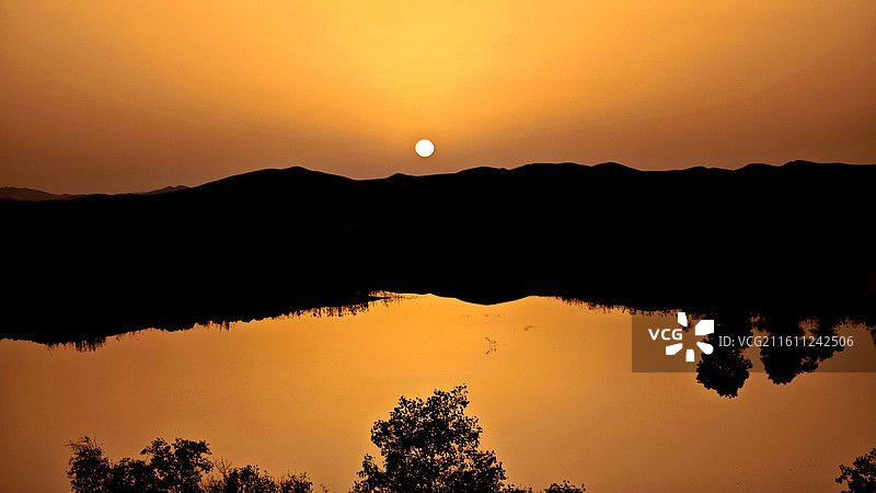 塔塔秘境罗布湖落日 最惊艳的十句话精选自其独特自然景观的描述。‌1.“你踏入塔塔秘境如同步入人间图片素材