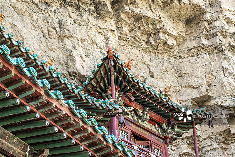中国山西恒山悬空寺 古建筑局部细节 红色立柱屋檐屋顶绿色琉璃瓦当图片素材