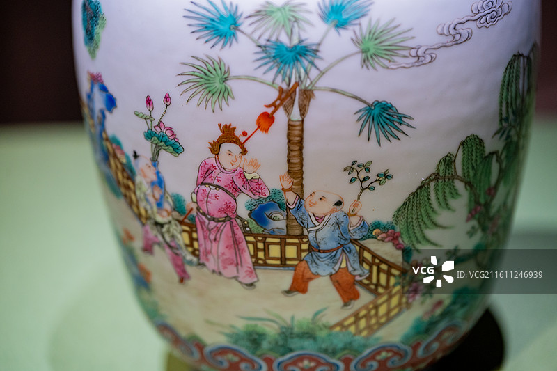 故宫博物院 百年守护展 清嘉庆 粉彩婴戏图双耳撇口瓶 原存毓庆宫图片素材