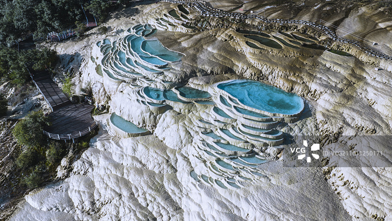 “中国版棉花堡”云南白水台景区风光图片素材