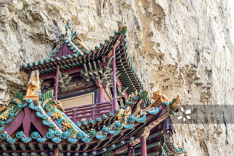 中国山西恒山悬空寺 古建筑局部细节 红色立柱屋檐屋顶绿色琉璃瓦当图片素材