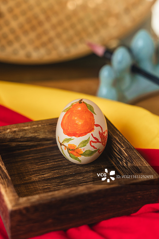 木盒里摆放的画着吉祥图案的鸡蛋图片素材
