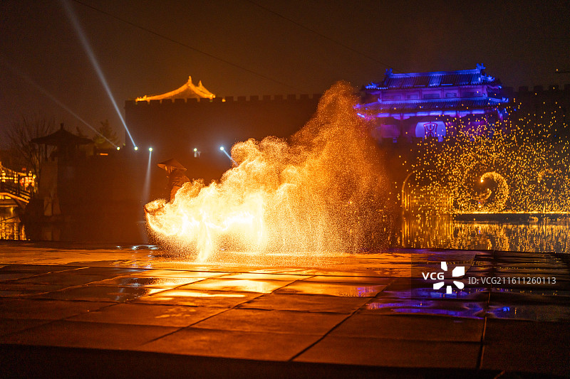 夜晚的火壶表演火焰舞者图片素材