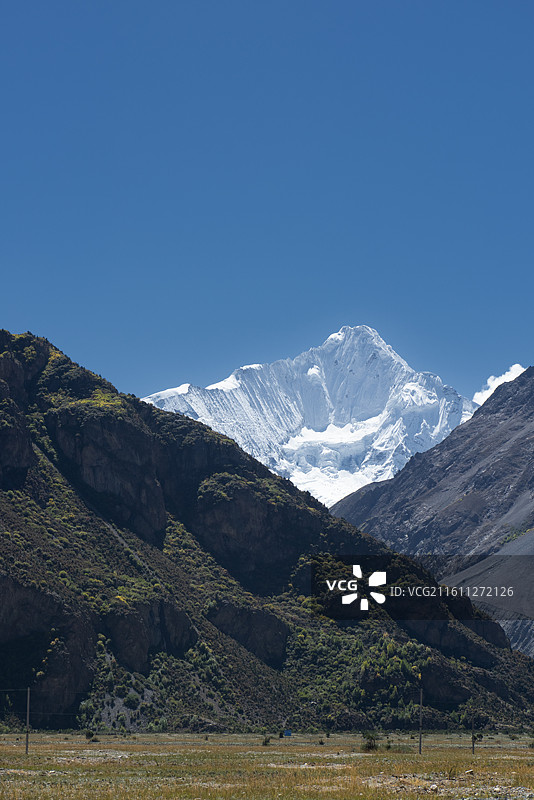 中国西藏边坝祥格拉冰川冰湖图片素材