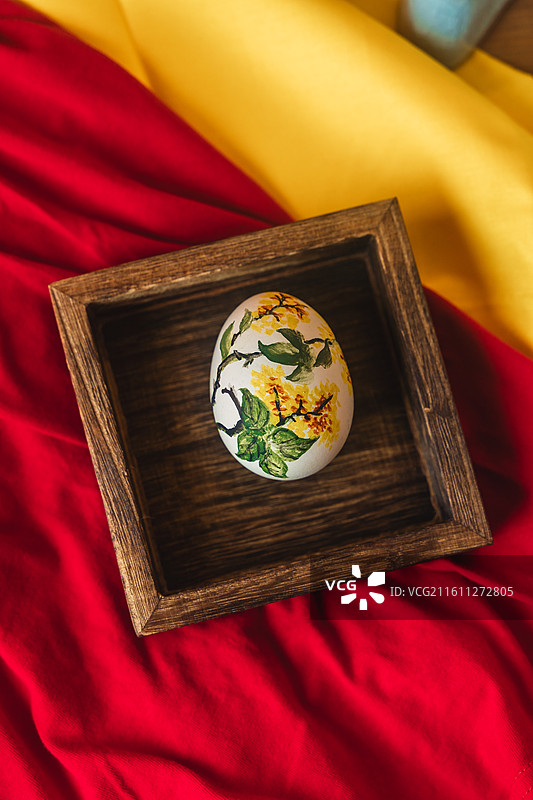 木盒里摆放的画着吉祥图案的鸡蛋图片素材