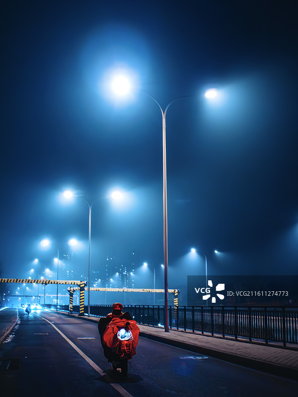 大雾天骑行图片素材