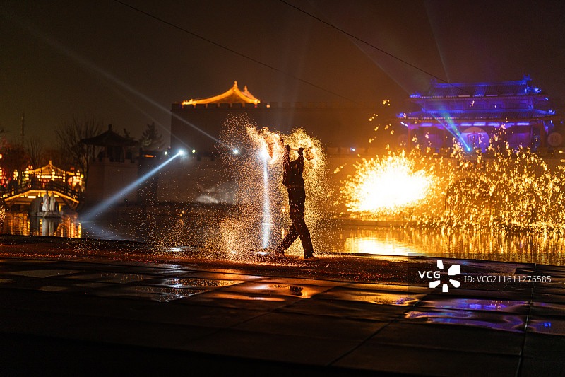 夜晚的火壶表演火焰舞者图片素材