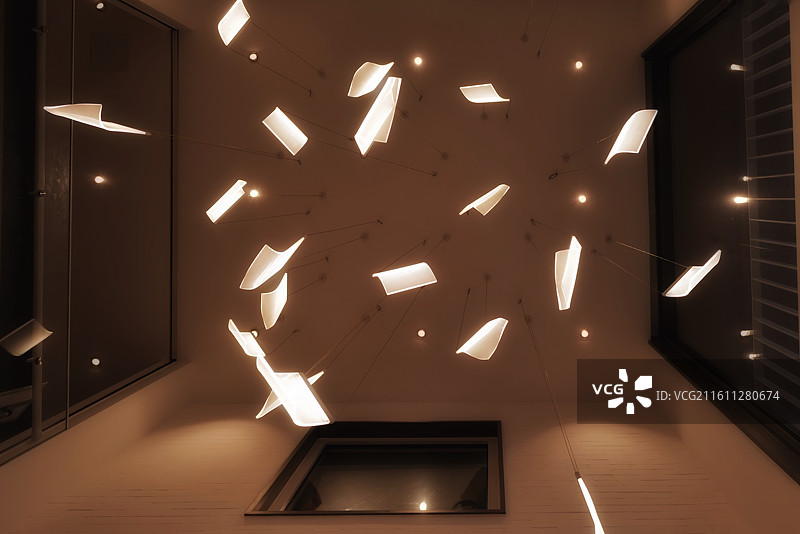 漫天飞舞的发光纸片灯图片素材