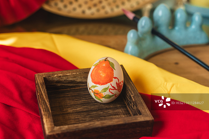 木盒里摆放的画着吉祥图案的鸡蛋图片素材