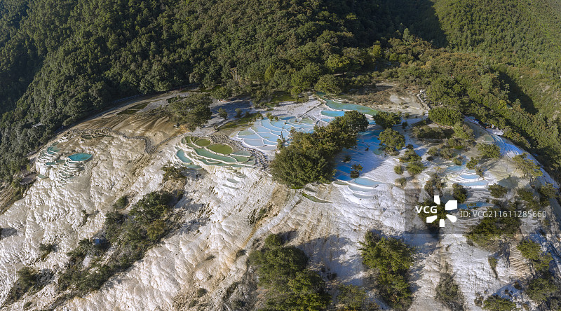 “中国版棉花堡”云南白水台景区风光图片素材