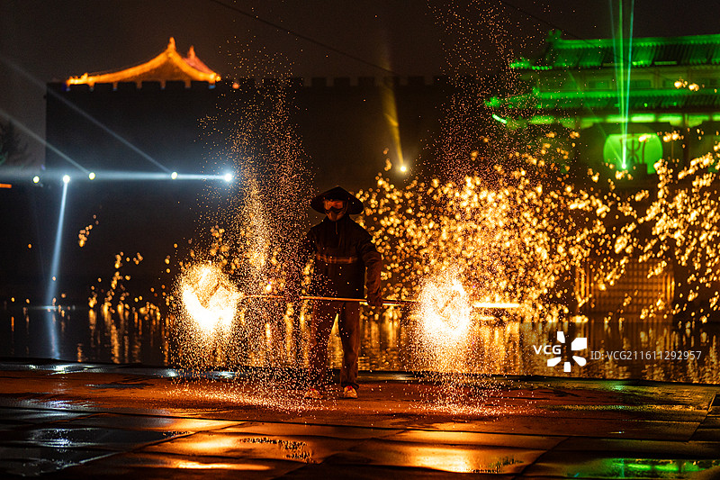 夜晚的火壶表演火焰舞者图片素材