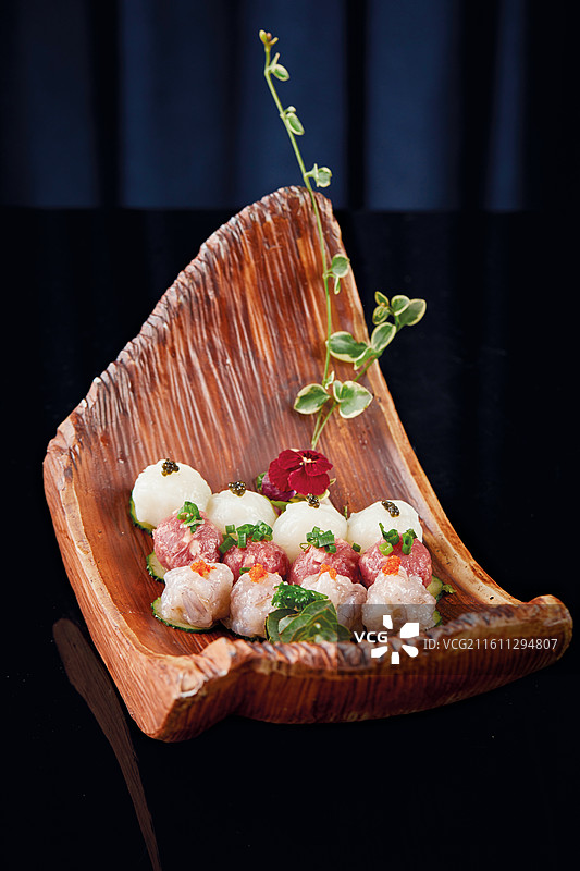 滑丸拼盘、牛肉丸、虾滑、墨鱼滑、火锅食材、精致摆盘的滑丸拼盘图片素材