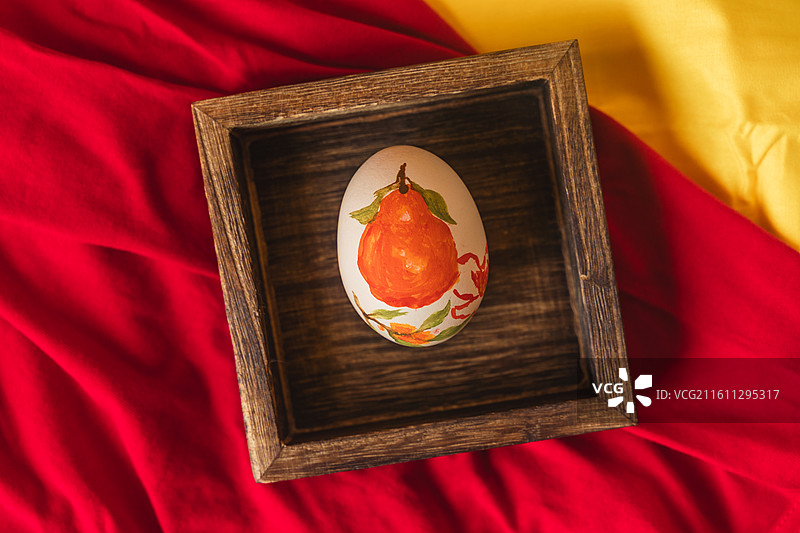 木盒里摆放的画着吉祥图案的鸡蛋图片素材