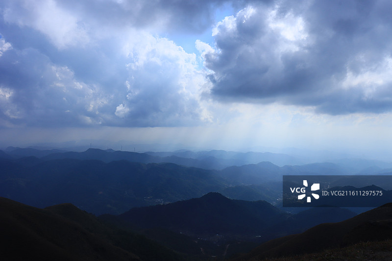 风力发电场的丁达尔光图片素材