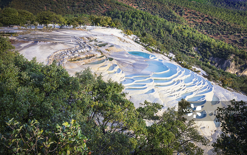 “中国版棉花堡”云南白水台景区风光图片素材