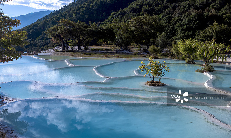 “中国版棉花堡”云南白水台景区风光图片素材