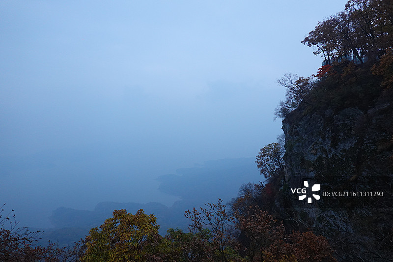 辽宁省本溪市桓仁县五女山景区：点将台和观云亭红叶彩林晨雾秋景图片素材