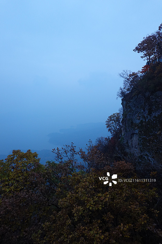 辽宁省本溪市桓仁县五女山景区：点将台和观云亭红叶彩林晨雾秋景图片素材