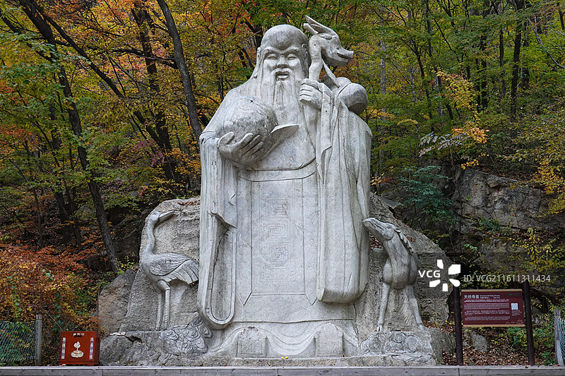 辽宁省丹东市宽甸县天桥沟景区：天寿台天桥寿星红叶彩林红枫枫叶五花山秋景图片素材