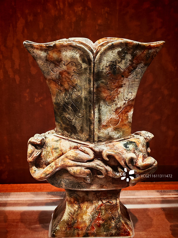 古玉樽上的缠兽纹 玉樽裹着岁月晕。兽纹缠在器身，刻纹浸着旧意，玉的肌理里，连时光磨过痕迹的苍劲的古意图片素材