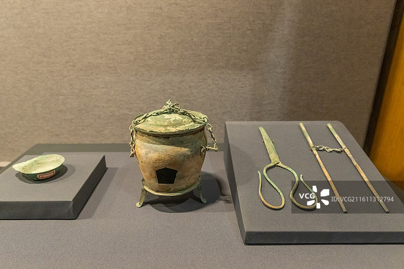 湖北省博物馆铜釜灶，铜剪，铜箸，铜灯展柜图片素材