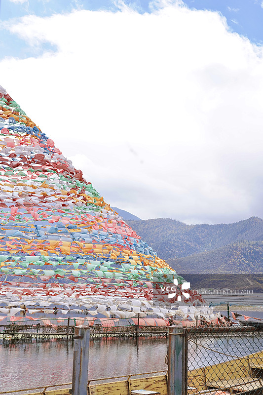云南迪庆香格里拉市纳帕海依拉草原的水上大经幡图片素材
