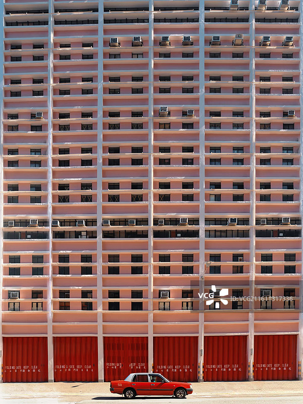 香港粉红色建筑与红色大门现代简洁外观图片素材