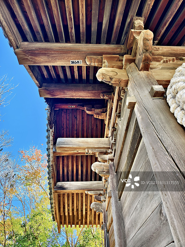 日本香川县赞岐市，志度寺（又名清净光院，四国遍路第八十六号札所）仁王门图片素材